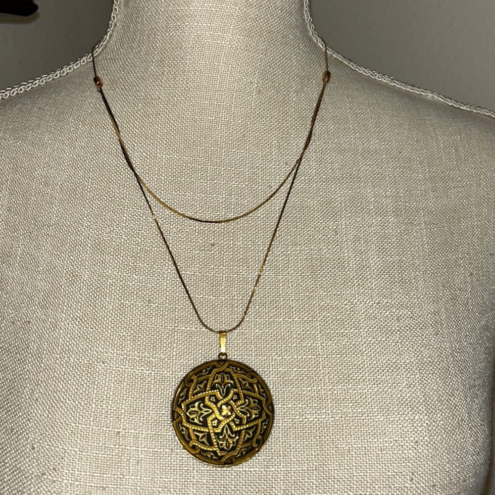 🫶🏼Gold and Black Pendant with adjustable gold tone chain